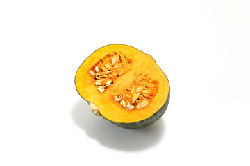 半分にカットしたカボチャ