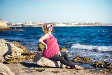 Fototapeta na wymiar Portrait of beautiful pregnant woman at beach