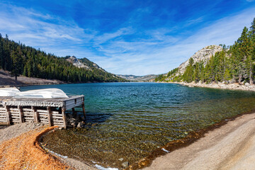 Sunny view of the beautiful landscape around Echo Lake