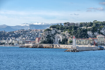 Fototapeta premium Vue sur Nice sur la Côte d'Azur depuis la mer avec les montagnes enneigées en arrière plan
