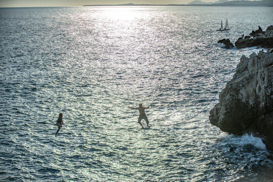 Funambules au-dessus de la mer
