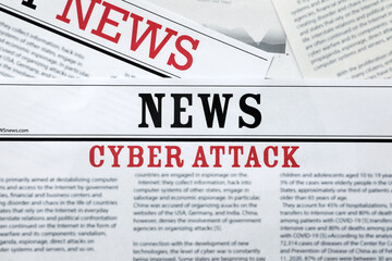 Obraz premium Newspapers with headline Cyber Attack as background, closeup