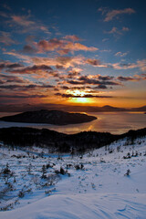 高所から湖を見下ろすドラマチックな夜明けの空の明媚な眺め。。日本の北海道の美幌峠から見る屈斜路湖。