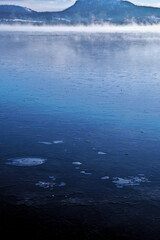 極寒の冬の氷った湖。日本の北海道の屈斜路湖。