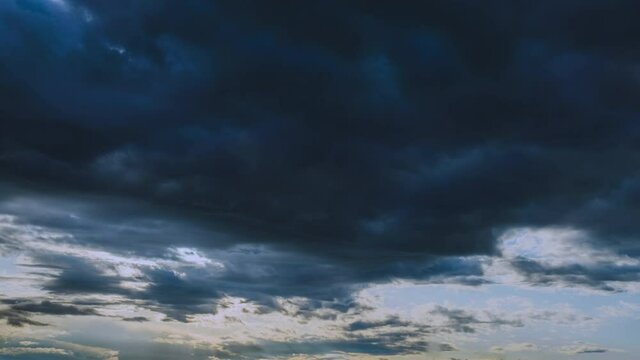 薄暗い空の厚い雲からふいに太陽が覗くタイムラプス