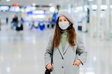 微笑むマスク姿の女性