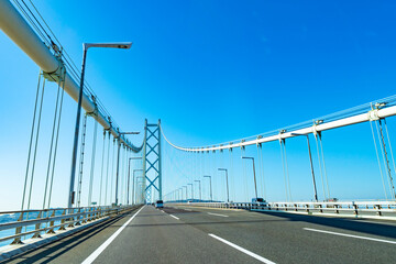 明石海峡大橋を渡る自動車