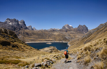 Naklejka premium Trekking towards Laguna Viconga on the Cordillera Huayhuash circuit, Ancash, Peru