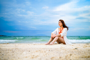 Fototapeta na wymiar woman sitting on sea beach at Koh MunNork Island, Rayong, Thailand