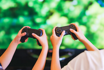 ゲーム　対戦　兄弟　姉妹　家族　eスポーツ © show999