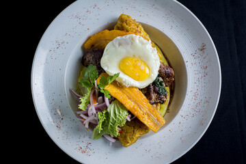 Comida peruana, criolla. Tacu Tacu a lo pobre.