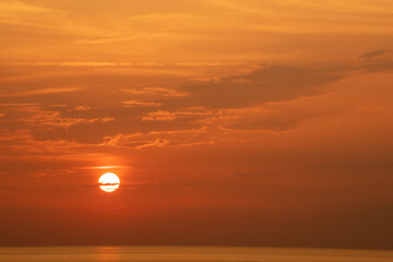 地平線に沈む太陽