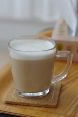 新鮮なミルクの入った暖かいホットカフェオレ