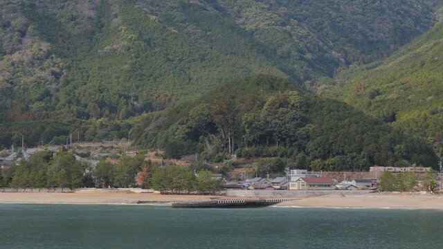 美しい海水浴場のある町　二両編成のディーゼルカーが通り過ぎる（三重県尾鷲市三木里町）