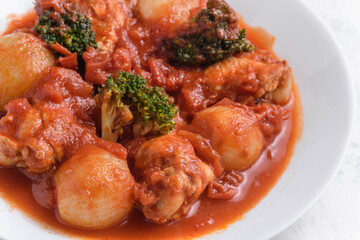 手羽元と小玉葱のトマト煮込み