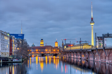 Obraz premium The river Spree in Berlin with the Television Tower at dusk