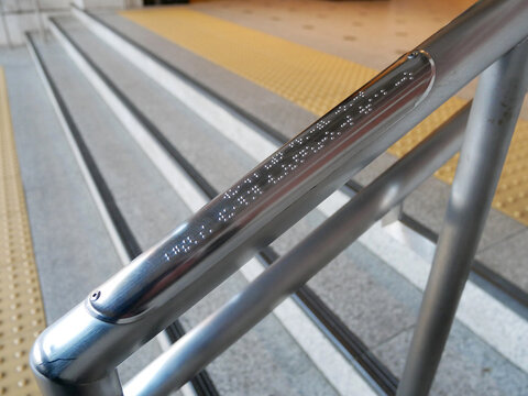手すりに設けられた点字の案内