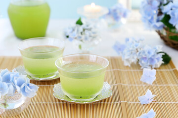 冷たい緑茶　ブルーのあじさい