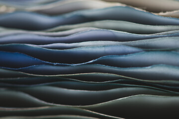 Blaues, welliges, Papier. Stapel Makroaufnahme