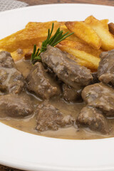 sanglier sauce au poivre et frites françaises