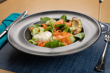 salad with shrimp and avocado