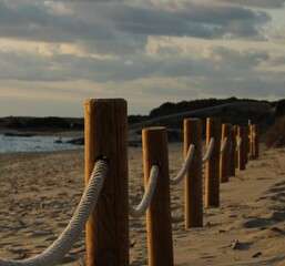 Cuerda y postes a lo largo de la playa