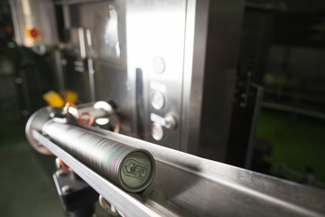 Metallic top for pop bottle producing, many covers on conveyor