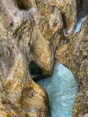 Felsformation mit Schmelzwasser in der Gletscherschlucht Rosenlaui in Berner Oberland