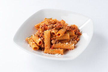 Piatto di tortiglioni al ragu di manzo, cucina italiana 