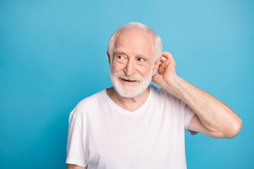 Obraz premium Photo of aged bearded man hand touch head look empty space thinking isolated on blue color background