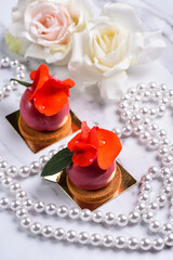 Smal cakes with roses