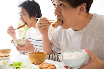 食べる　食欲　肉を食う若者