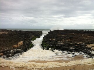 Water rushing in through gap in the rocks