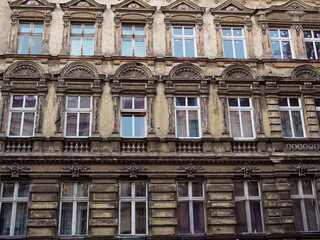 Fototapeta na wymiar Berlin: Fassade eines unsanierten Altbaus