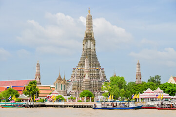 The beauty of the Chao Phraya River and Wat Arun Ratchawararam Ratchaworamahawihan