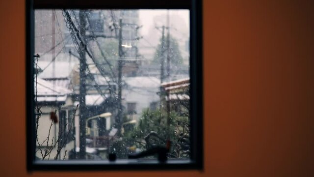日本の住宅地に降る雪