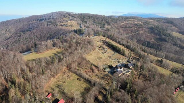 g&oacute;ry zimą z lotu ptaka, Beskid Śląski, R&oacute;wnica w Ustroniu. Polska