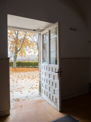 Vistas de la naturaleza en otoño a través de una puerta abierta