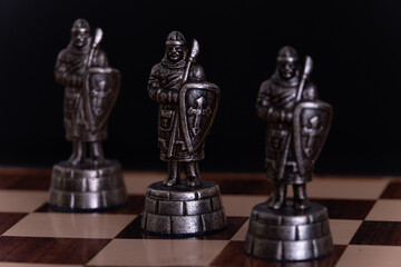 peones de ajedrez  sobre fondo negro © ilde mendoza