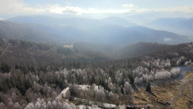 g&oacute;ry zimą z lotu ptaka, Beskid Śląski, R&oacute;wnica w Ustroniu. Polska