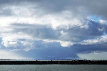 Obraz premium Stormy weather long the coast of Scheveningen