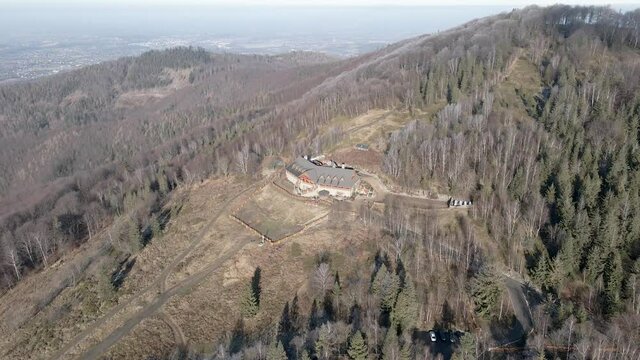 g&oacute;ry zimą z lotu ptaka, Beskid Śląski, R&oacute;wnica w Ustroniu. Polska