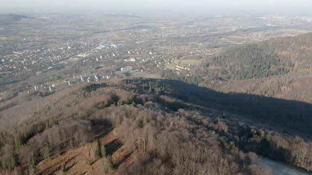 g&oacute;ry zimą z lotu ptaka, Beskid Śląski, R&oacute;wnica w Ustroniu. Polska