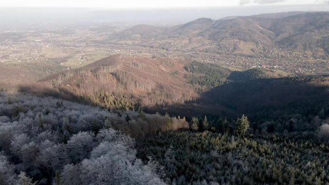 g&oacute;ry zimą z lotu ptaka, Beskid Śląski, R&oacute;wnica w Ustroniu. Polska