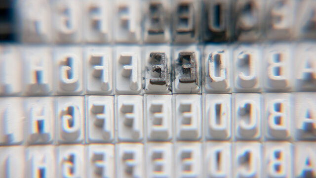 Letras con tinta en juego de piezas para sello de goma en bandeja con rieles