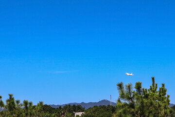 青い空へ飛び立つ飛行機