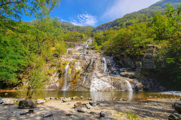 Wasserfall Cascata delle Sponde im Maggiatal, Tessin in der Schweiz - waterfall Cascata delle...