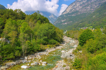 Fototapeta na wymiar Frasco und Fluss Verzasca, Verzascatal, Tessin, Schweiz, Europa - Frasco and Verzasca river, Verzasca valley, Ticino, Switzerland