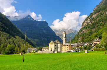 Fototapeta na wymiar das Dorf Sonogno im Verzascatal, Tessin in der Schweiz - the village Sonogno in the Verzasca Valley, Ticino in Switzerland