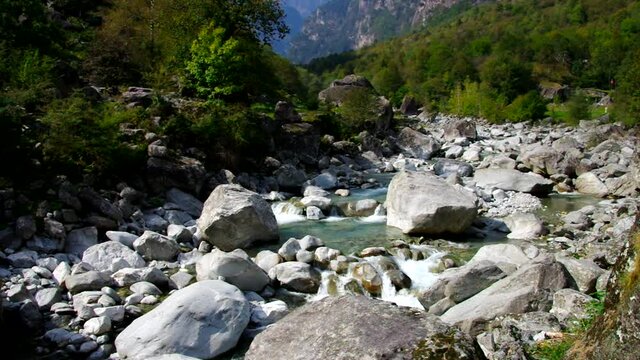 typische Felsen im Fluss Bavona im Bavonatal, Tessin in der Schweiz 
